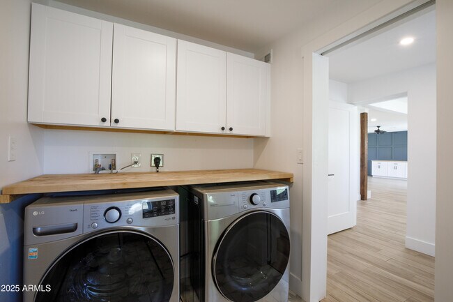 Building Photo - 1028 E Manzanita Dr