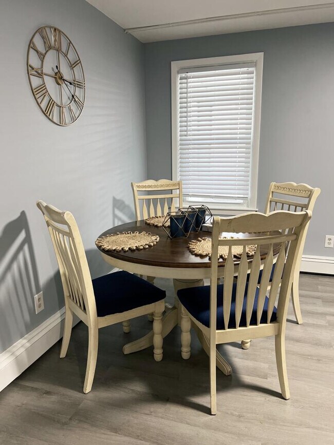 Building Photo - 508 Elm St