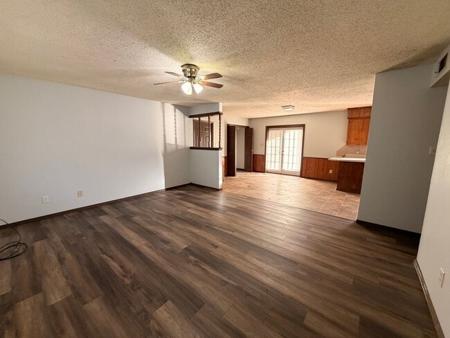 Building Photo - Welcome to your new home in the heart of Russellville, AR!