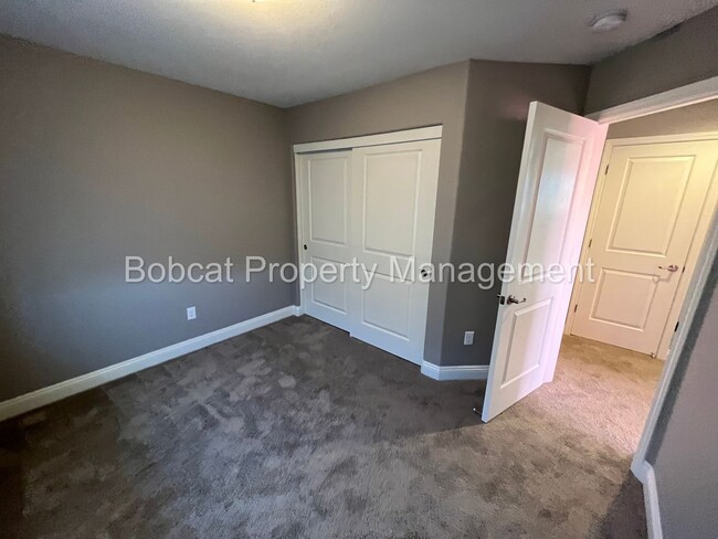 Building Photo - 3 Bedroom 2.5 Bathroom Townhouse in Carson...