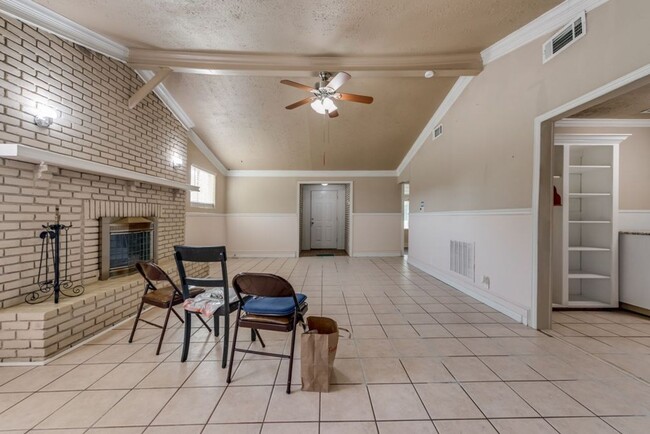 Building Photo - Beautifully Renovated 2 Bed 2 Bath - Deep-...