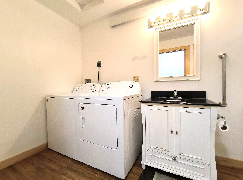 Building Photo - 504 Decorah Ave