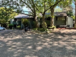 Building Photo - 1 bed 1 bath condo with seasonal outdoor pool available now!!