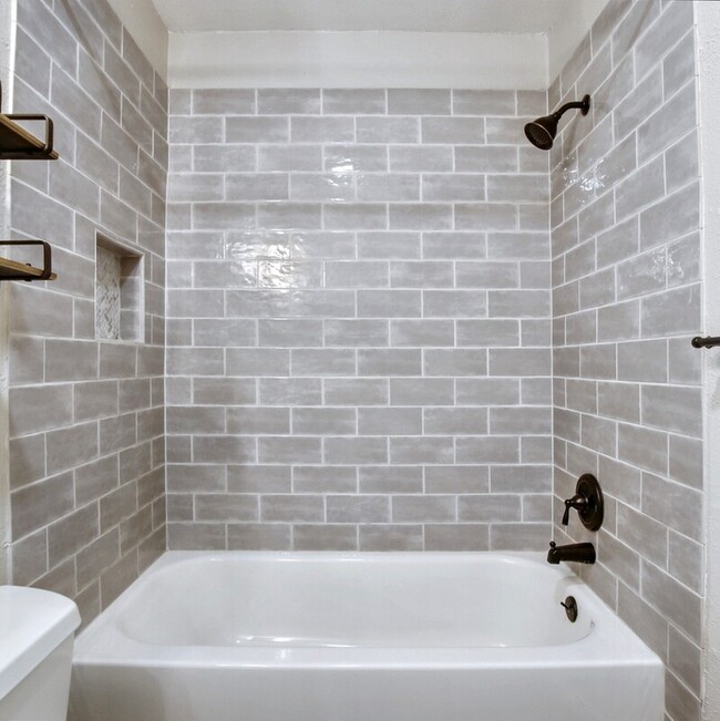 Building Photo - 1313 Monaco Dr