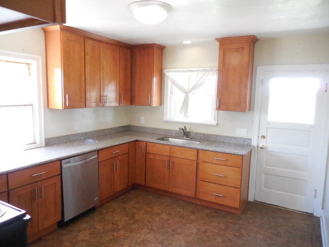 Building Photo - 16093 SW Roy Rogers Rd