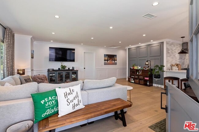 Building Photo - 6700 W 85th Pl