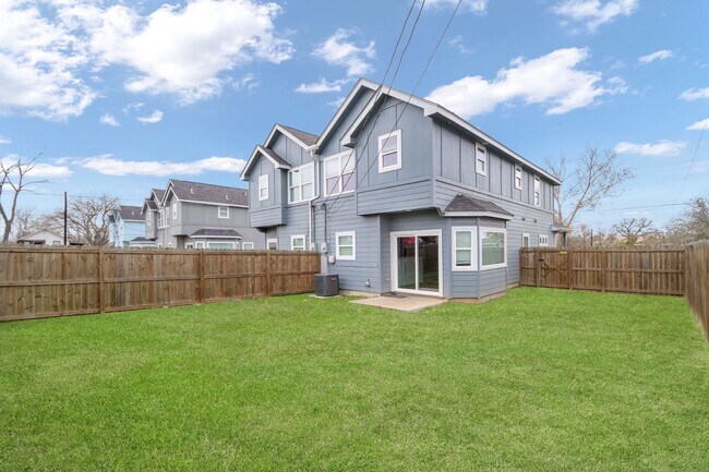 Building Photo - 1004 E Fannin St