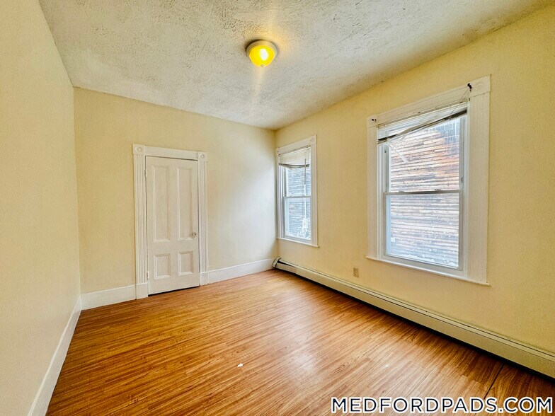 Building Photo - 569 Main St