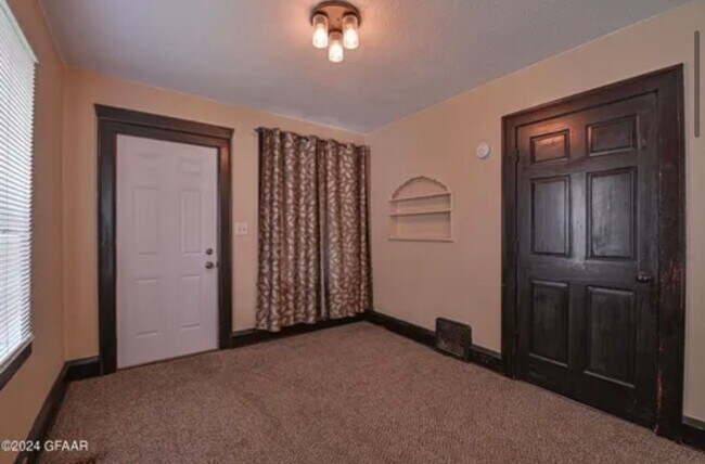 Building Photo - Adorable Single Family Home - 3 bedroom/1 bathroom!