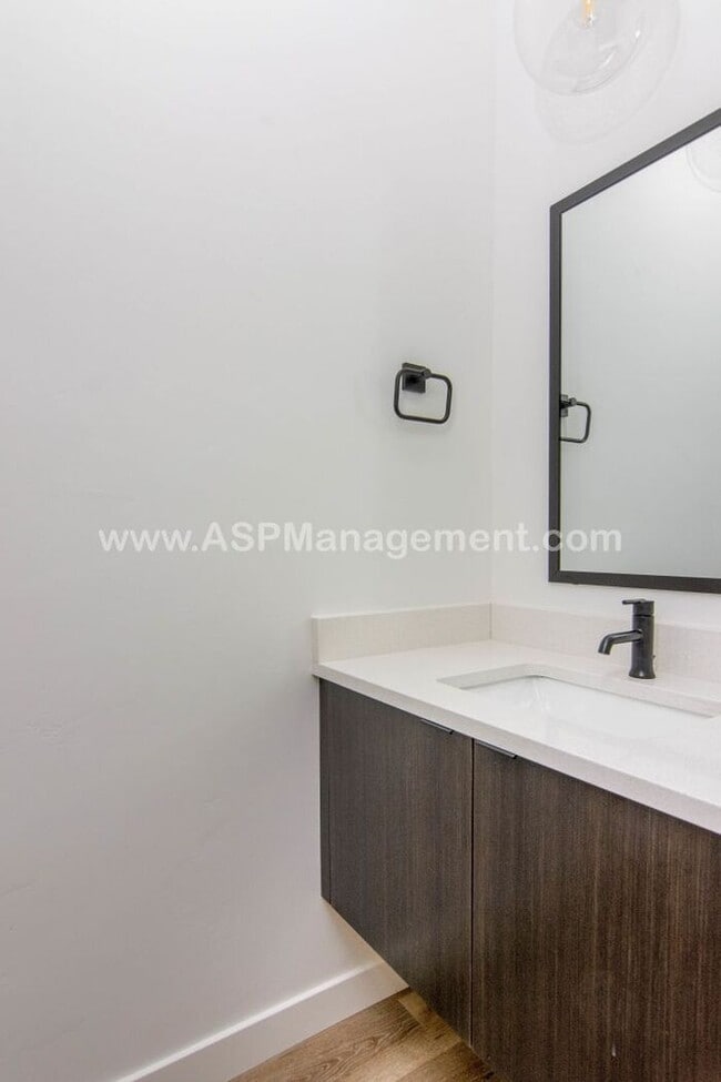 Building Photo - Salt Lake- High-End  3 bed, 3.5 bath Condo