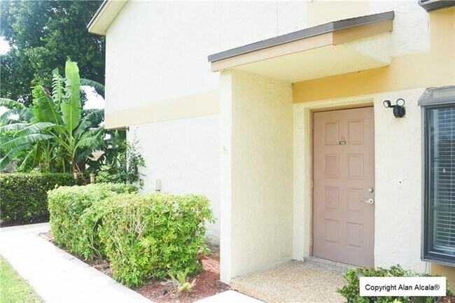 Building Photo - 709 Gardens Dr