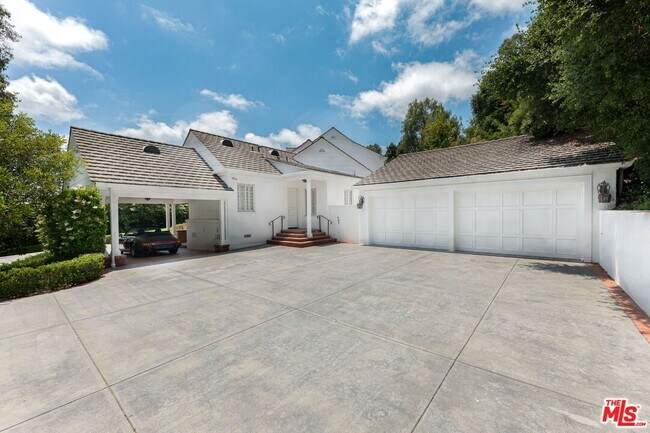 Building Photo - 1115 N Beverly Dr