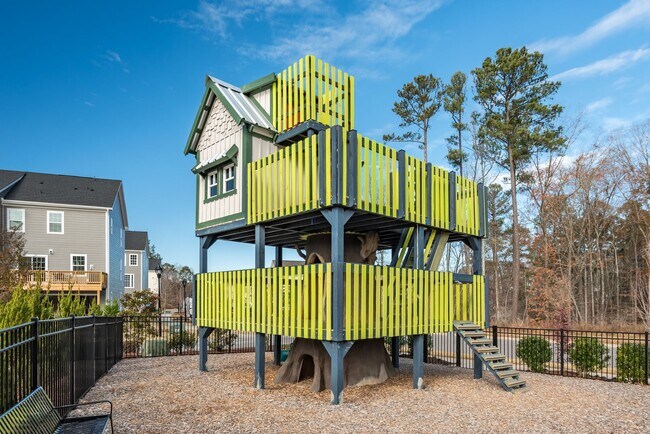 Building Photo - Available NOW! 4 Bed, 4 Bath in 751-South Neighborhood!