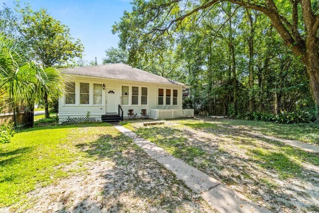 Rear right entry/parking - 250 Tuttle Ave