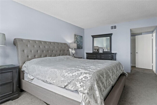 Building Photo - 3725 S Ocean Dr