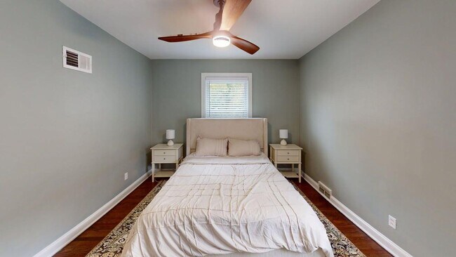 Building Photo - Furnished 3 Bed 1 Bath with Fenced Backyard