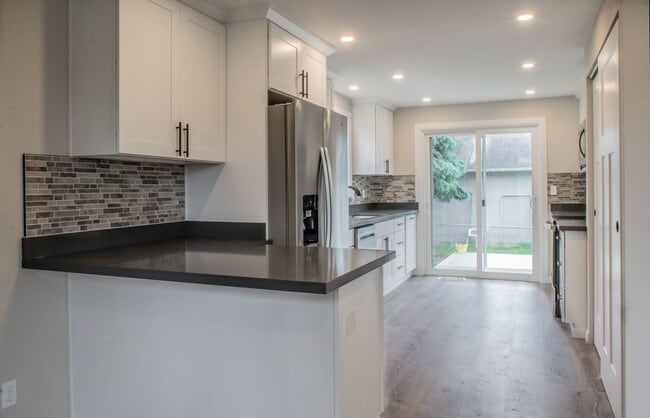 Building Photo - Fully remodeled & move in ready 3 bed 1 ba...