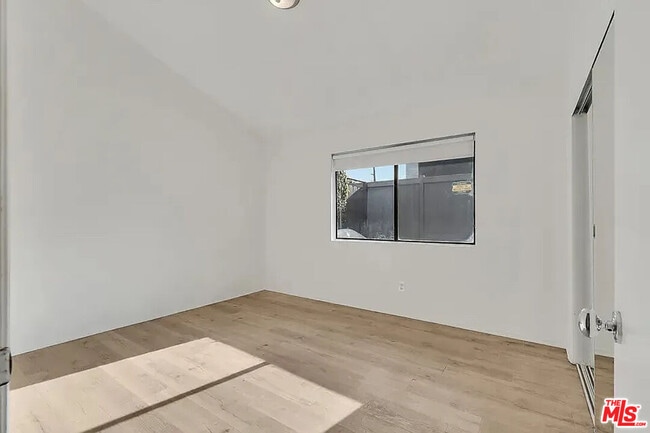 Building Photo - 602 Victoria Ave