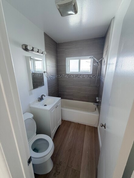 Building Photo - 940 S Venice Blvd