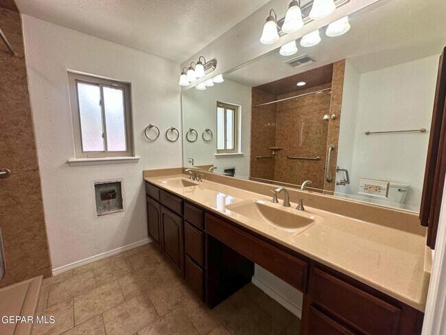 Building Photo - 1067 Villa Linda Way