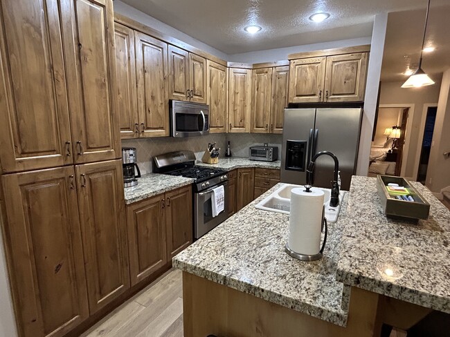 Building Photo - 1975 Paddington Dr