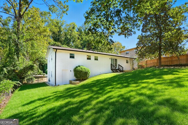 Building Photo - 2419 Greenway Dr