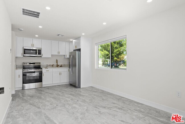 Building Photo - 16042 Knapp St