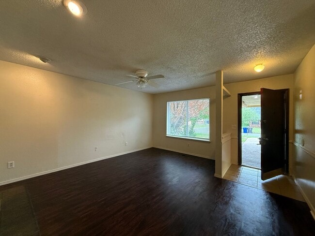 Building Photo - A 3 bed, 2 bath Duplex in Broken Arrow