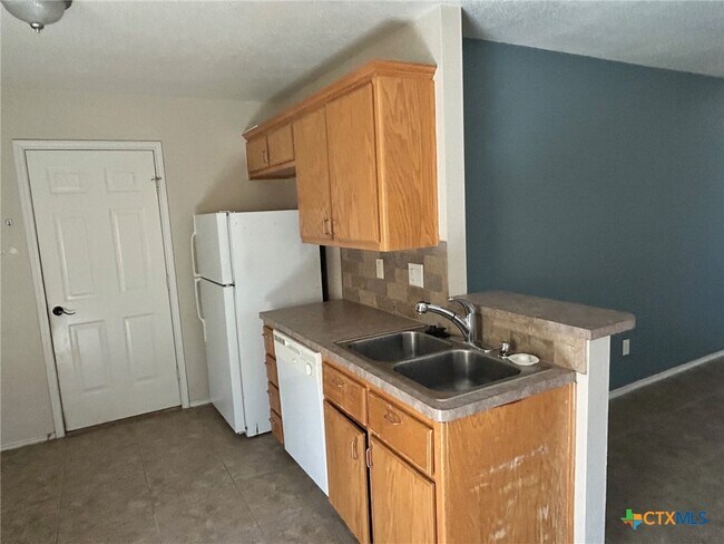 Building Photo - 604 Redbud Dr
