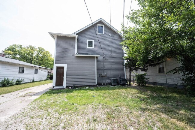 Building Photo - "Charming 3-Bedroom Duplex Haven on W 29th St – Spacious 1031 Sq Ft Gem in Indianapolis!"