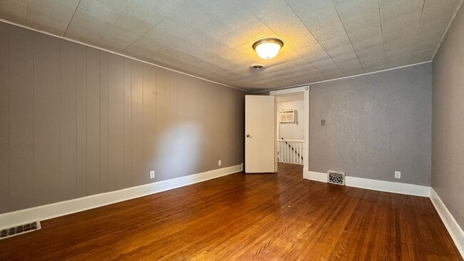 Building Photo - 807 W 13th St