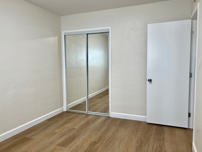 Building Photo - 2BD 1BA Apt Next to USD - Spacious Upstairs Unit, Pet Friendly, 1 Parking Space, No Carpet, Onsit...