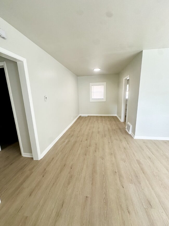 Building Photo - 716 E 17th St