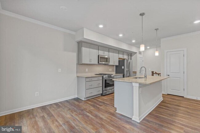 Building Photo - 2400 Stella Pl