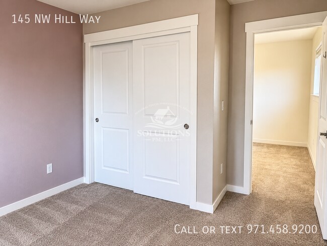 Building Photo - 145 NW Hill Way