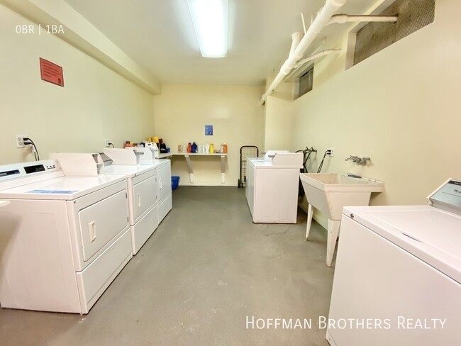 Building Photo - 610 S Dunsmuir Ave