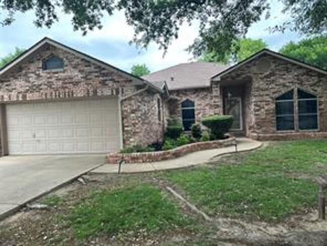 Building Photo - Beautifully Updated 3 Bedroom plus Study i...