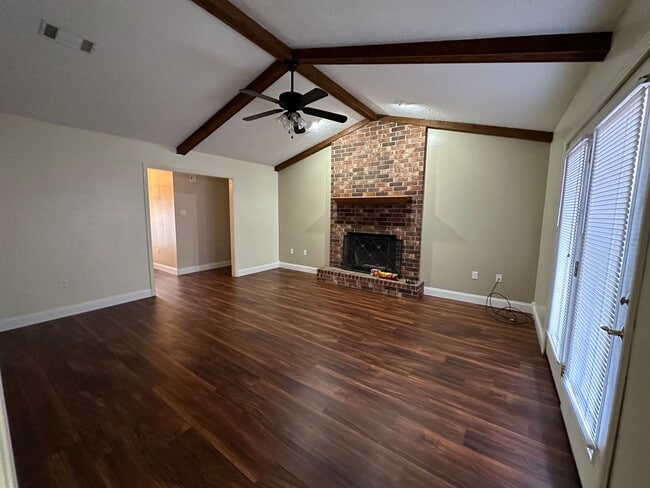 Building Photo - Come take a look at this 3-bedroom 2-bath home on the West side of Russellville.