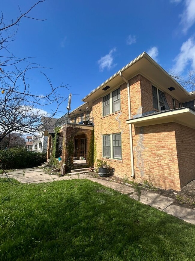 Building Photo - 1037 W Magnolia Ave