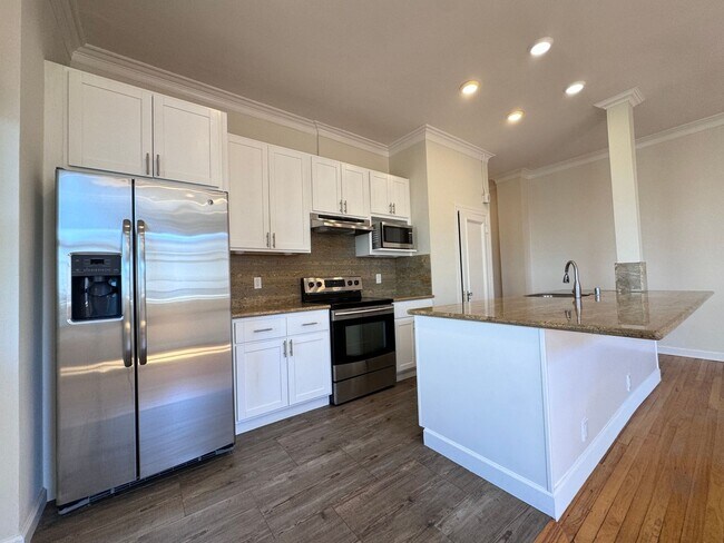 Building Photo - Russian Hill: Remodeled 1 Bedroom w/ Direct Access to XL Shared Patio & FREE Utilities!