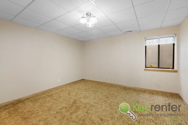 Building Photo - Beautiful 4 bed/3 bath with golf course vi...