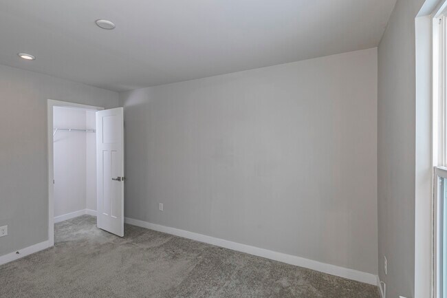 Building Photo - 2410 Lenox Dr