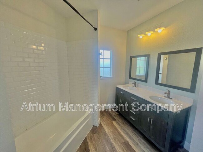 Building Photo - 102 Vista Verdi Cir