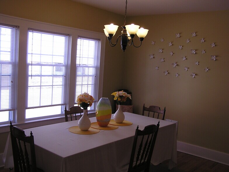 Building Photo - 425 Roosevelt Ave