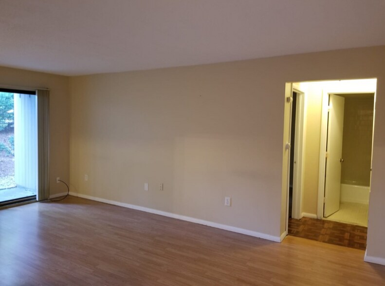 Building Photo - 4 Shrewsbury Green Dr