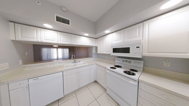 Building Photo - 1200 Country Club Dr