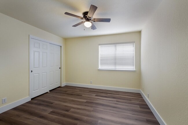 Building Photo - Move-In Ready 5-Bedroom With New Vinyl Floors