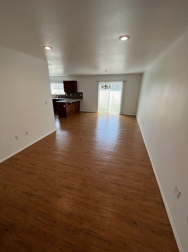 Building Photo - Beautiful Townhouse Available Mid-September