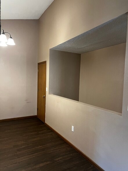 Building Photo - 875 Lester Ave