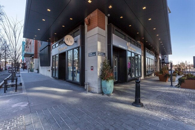 Building Photo - 1 bedroom 1 bathroom Condo in Navy Yard!